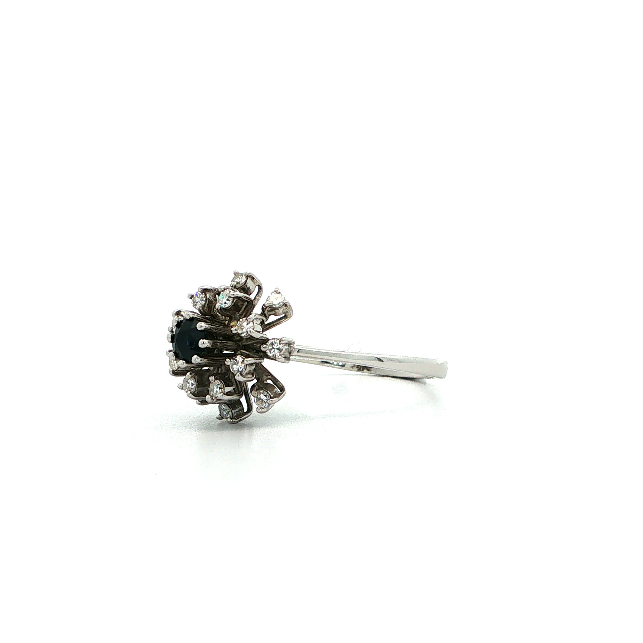 "Oh Baby, it´s blue outside" - Vintage Ring in 18kt Weißgold mit blauem Saphir & Diamanten - Juwelier Steiger