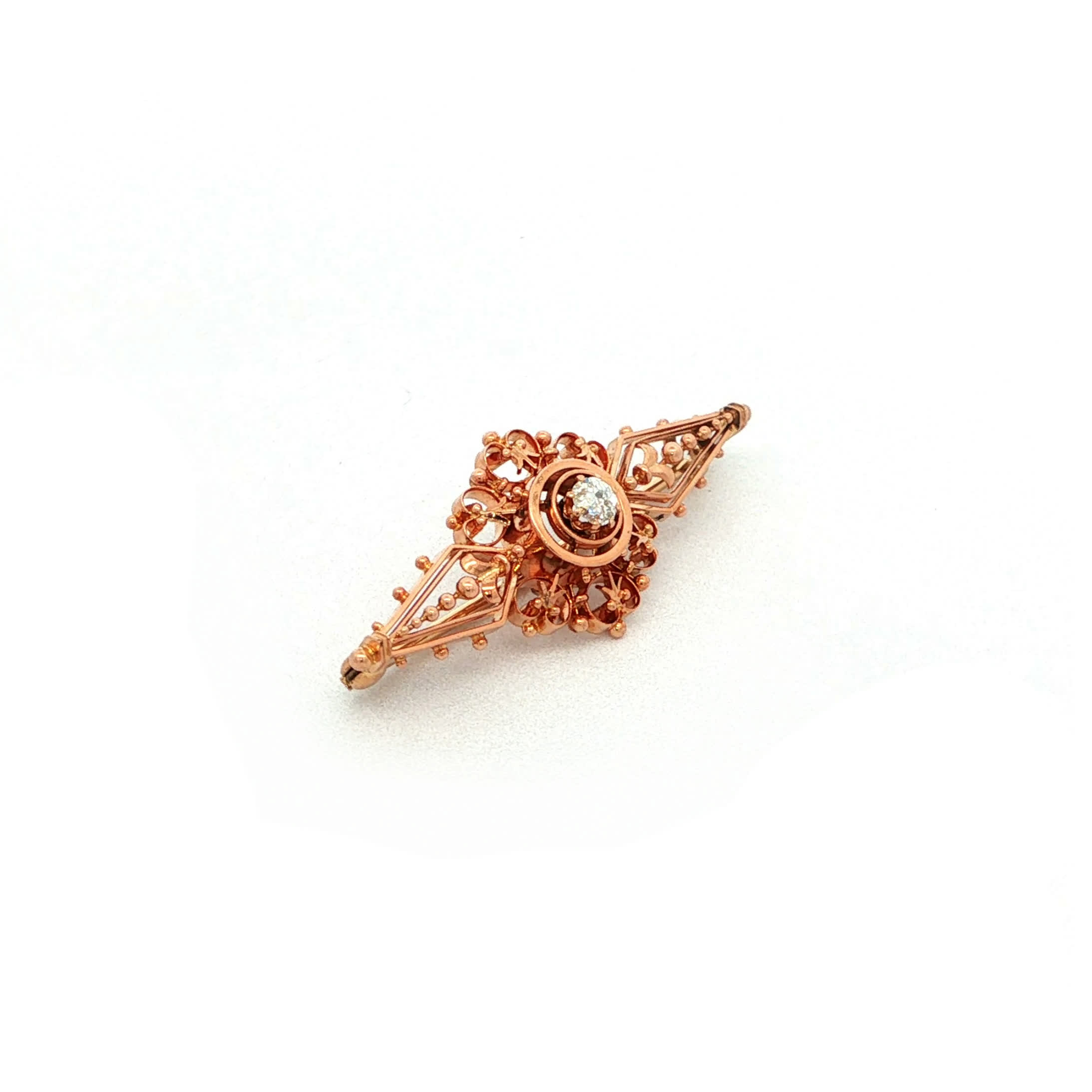 "Petite Arabesque" - Antike Brosche in 14kt Rosegold mit Diamant im Altschliff - Juwelier Steiger