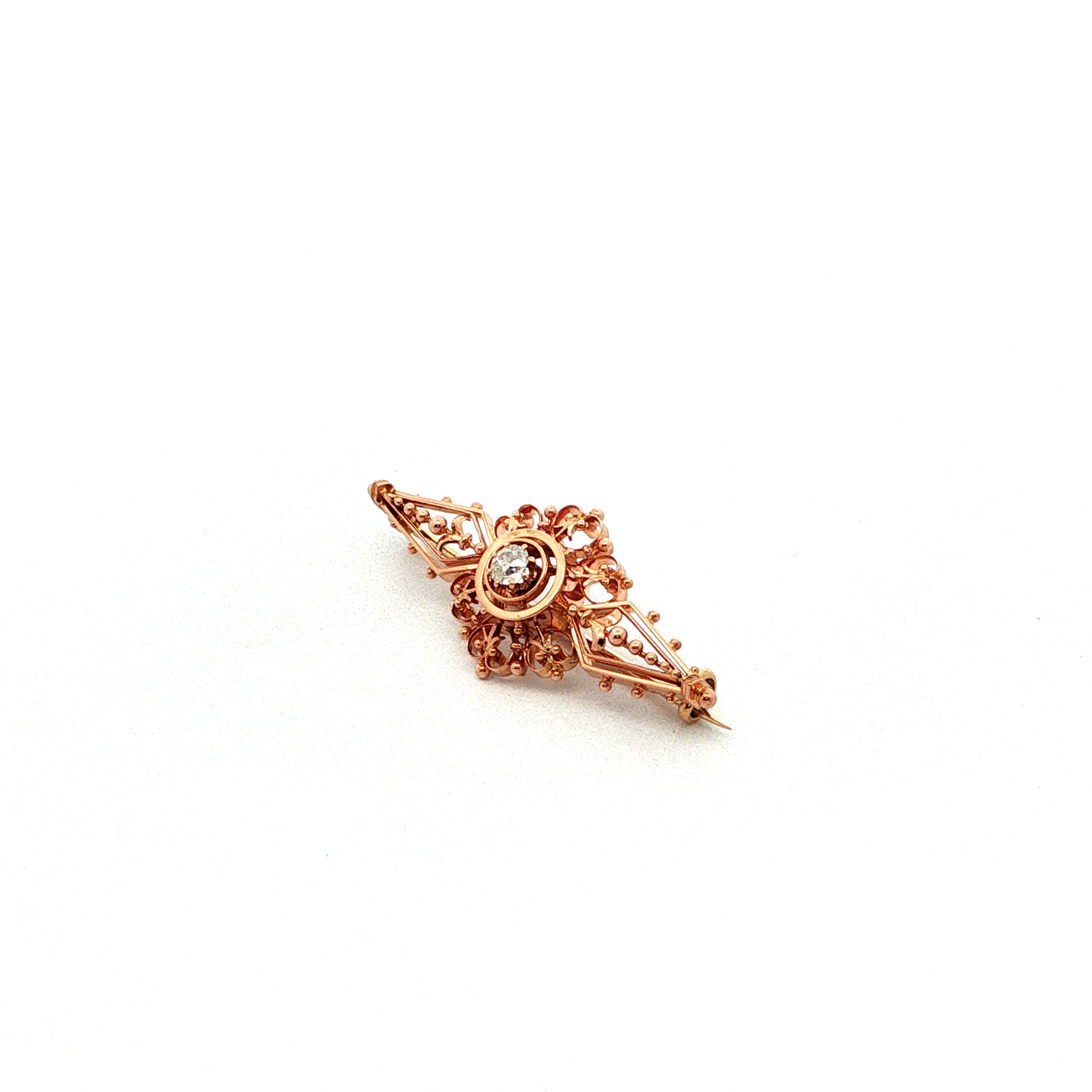 "Petite Arabesque" - Antike Brosche in 14kt Rosegold mit Diamant im Altschliff - Juwelier Steiger