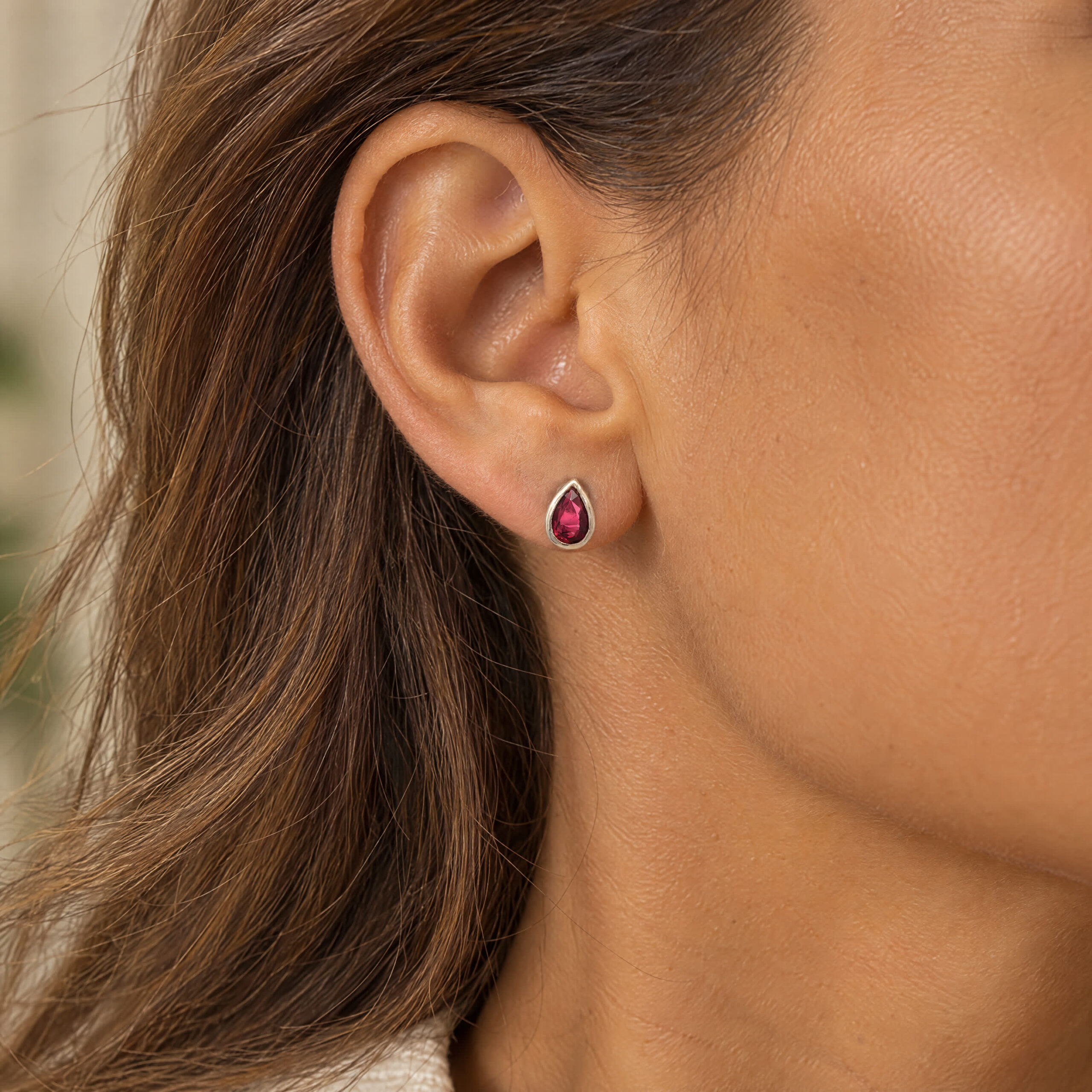 "Ruby Drop" - Vintage Ohrstecker in 18kt Weißgold mit Rubin - Juwelier Steiger
