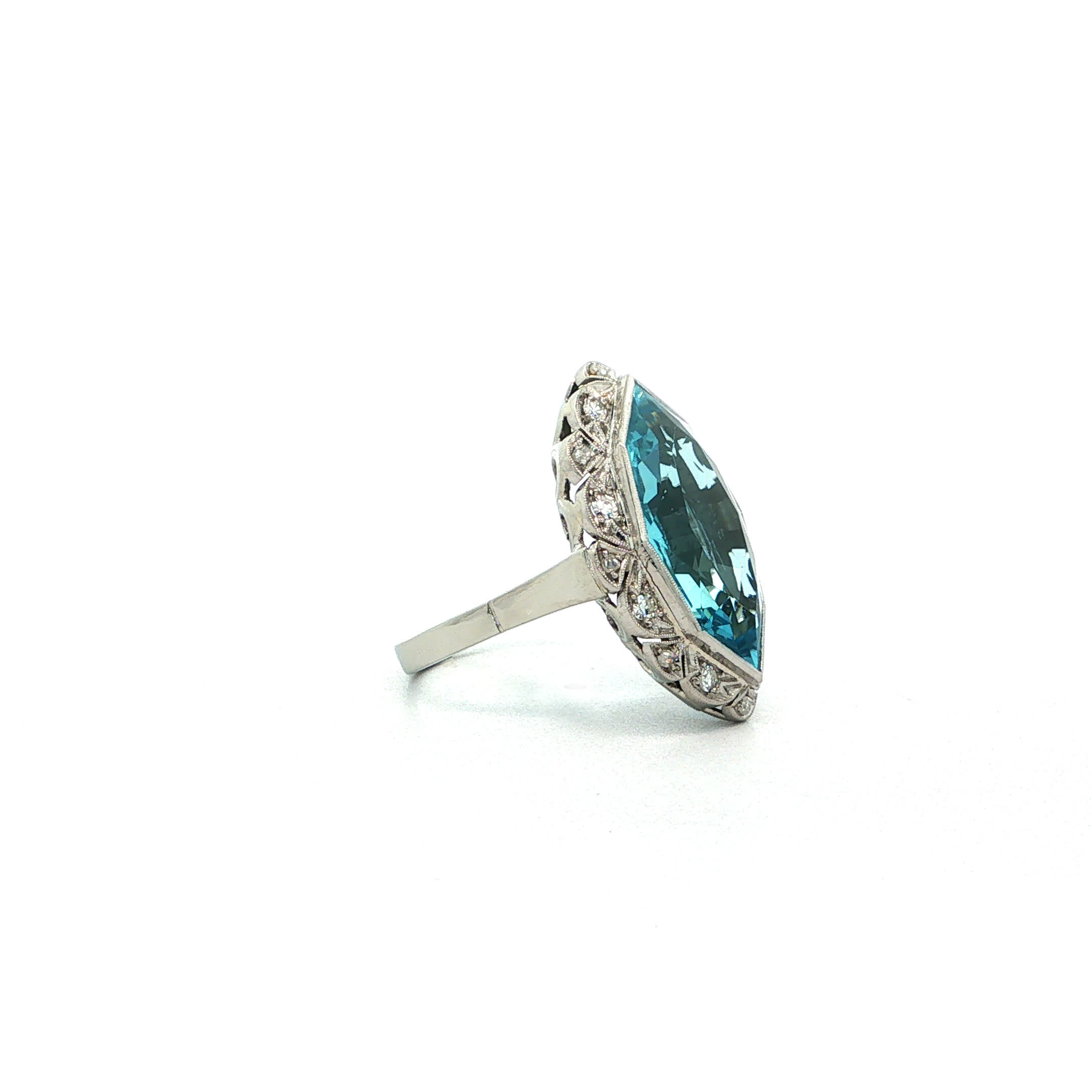 "Swimming Pool" - Vintage Ring in 14kt Weißgold mit Aquamarin - Juwelier Steiger