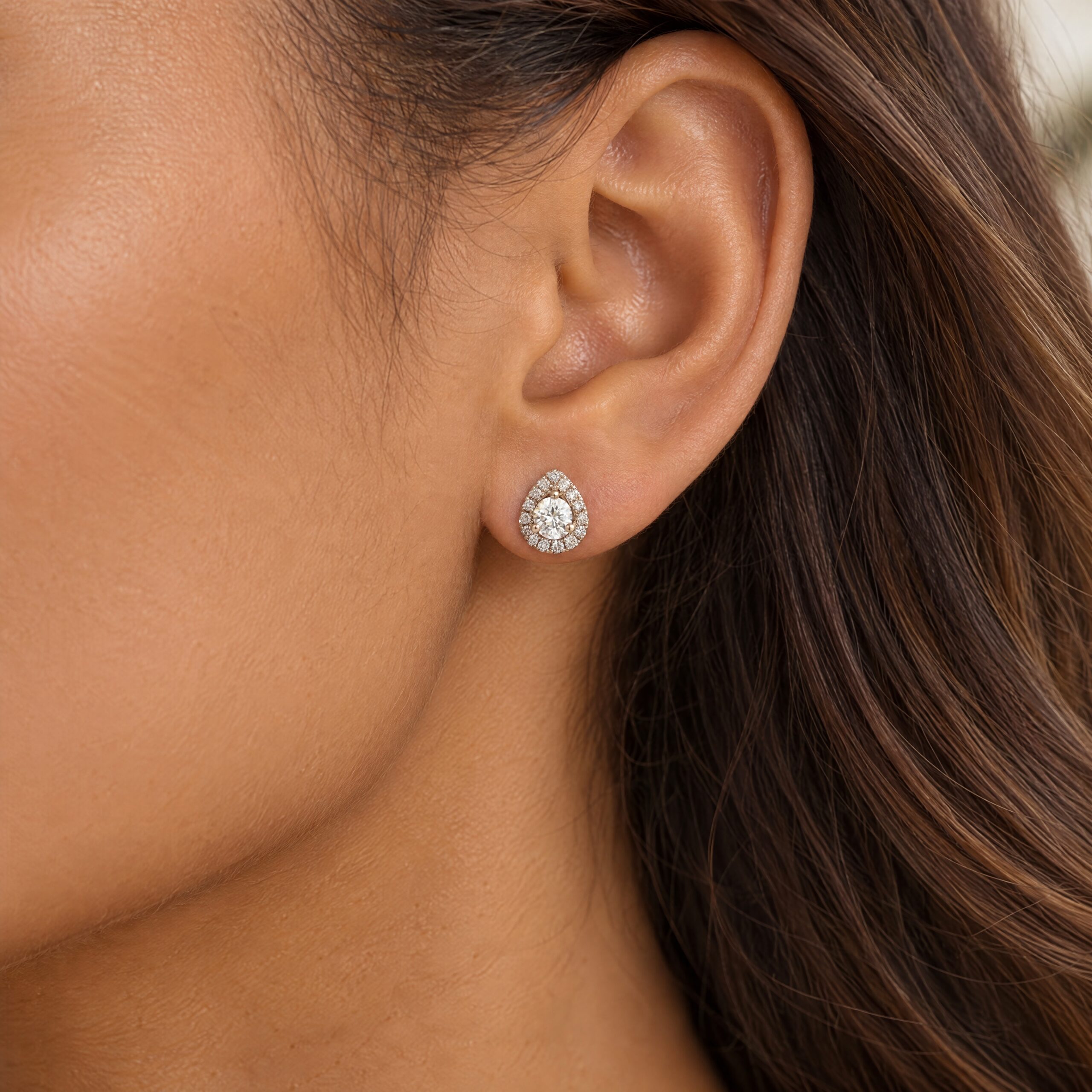 "Sparkling drop" - Moderne Ohrstecker mit Brillanten in 18 Karat Weißgold